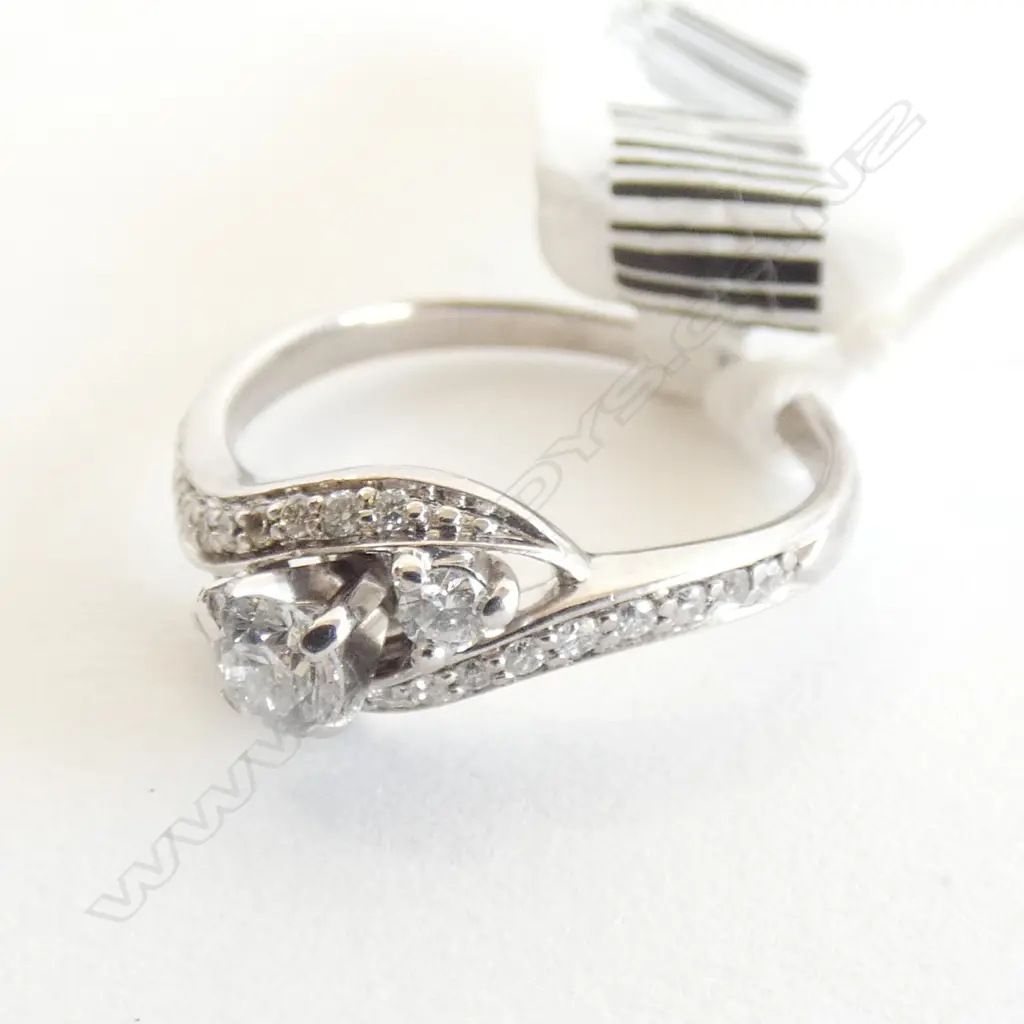 18CT WG RING 1 X 20PT DIAM, 24 X 0.8PT DIAM, 2.9G Image 1++