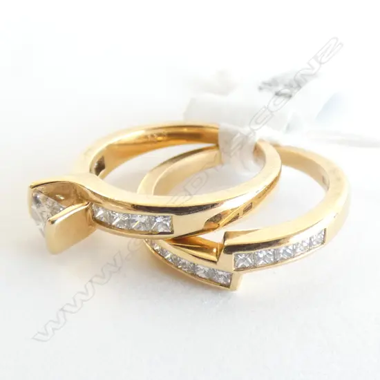 18CT YG ENGAGEMENT + WEDDER SET, 1 X 25PT DIAM, 21 X 2.3PT DIAM, 7.39G