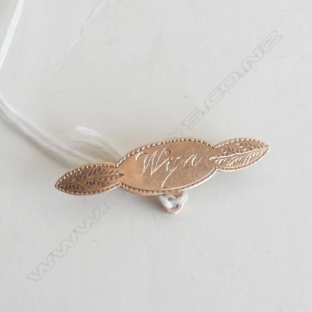 9CT GOLD BROOCH 'WYN' 2 GRAMS Image 1++
