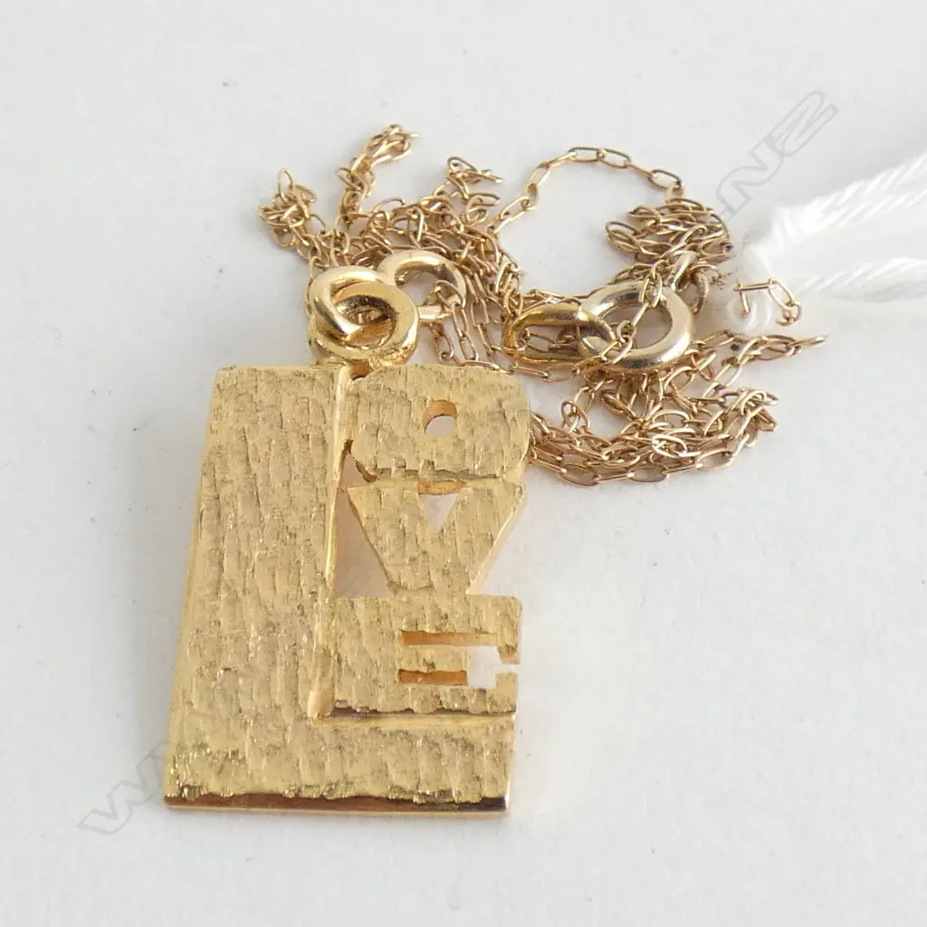 9CT GOLD "LOVE" PENDANT AND CHAIN 2.82gm Image 1++