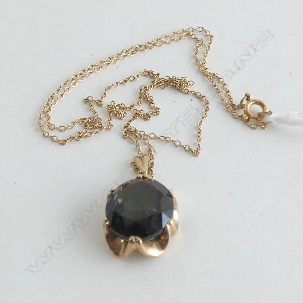 9CT GOLD AND GREEN STONE PENDANT WITH CHAIN Image 1++