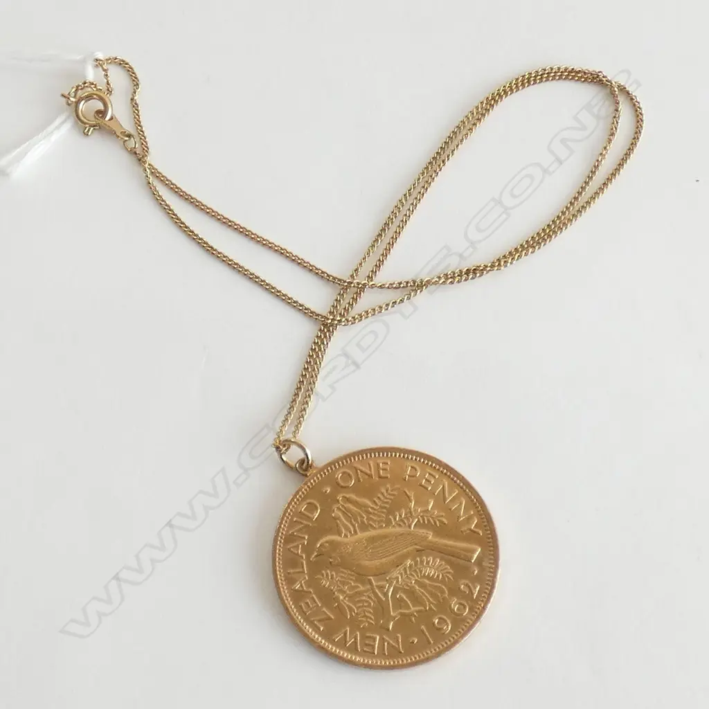 GOLD PLATED NZ 1962 PENNY ON GILT METAL CHAIN ( Image 1++