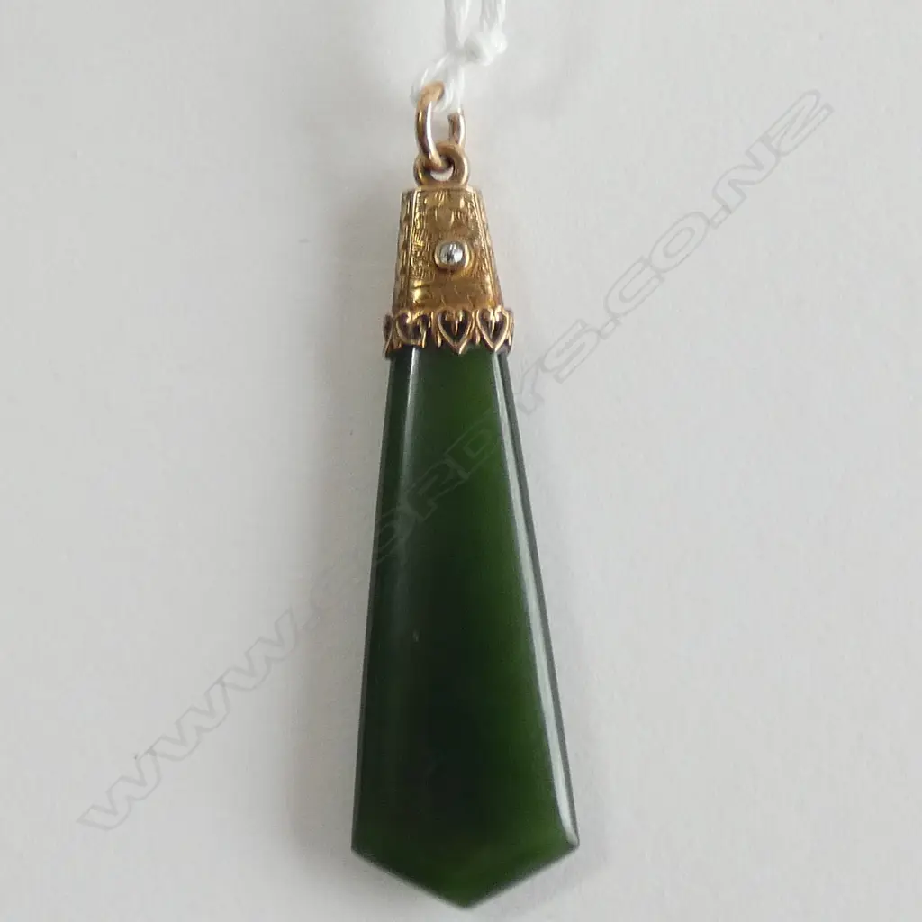9CT VINTAGE NEPHRITE PENDANT  DIAMOND SET Image 1++