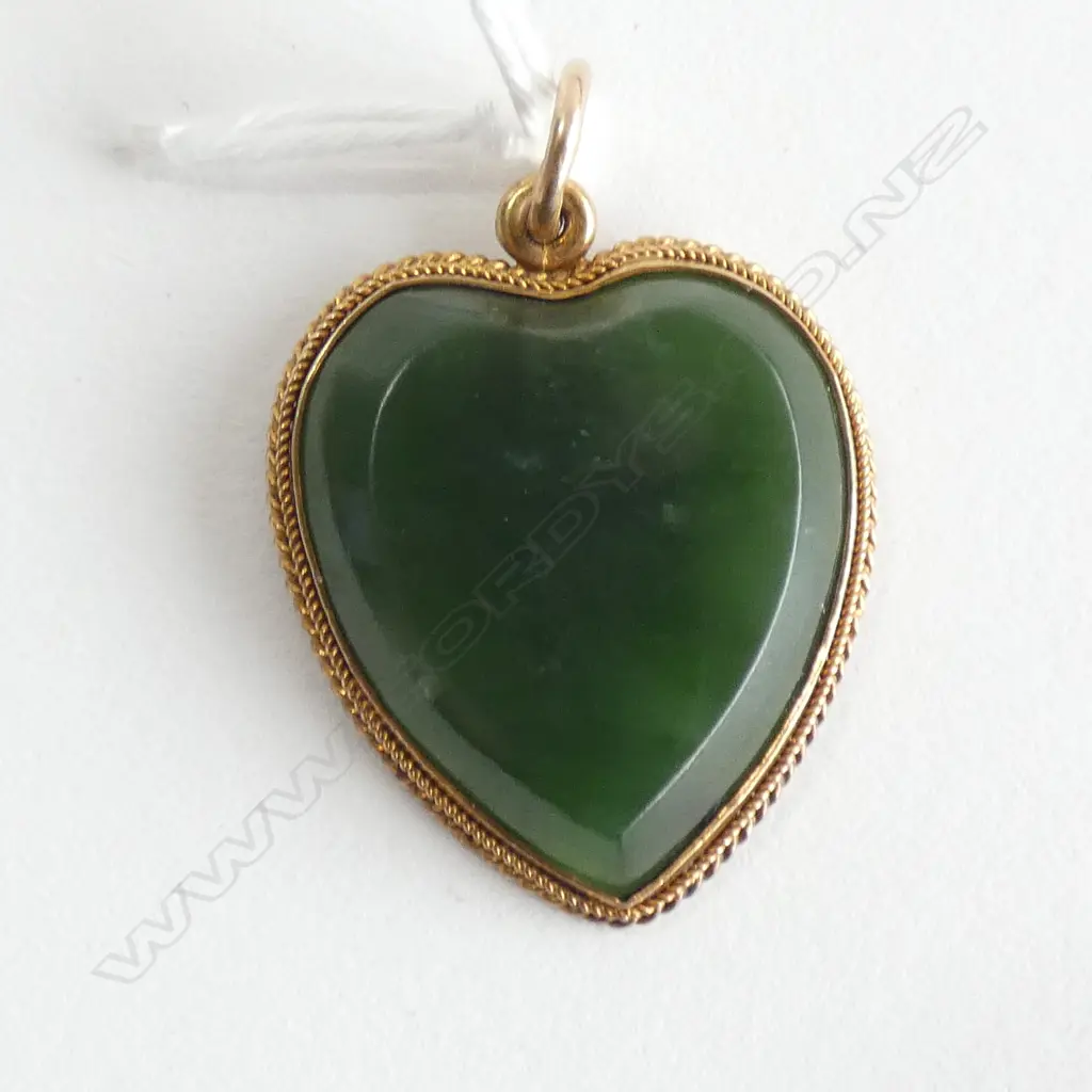 15CT GOLD FRAMED NEPHRITE HEART PENDANT Image 1++