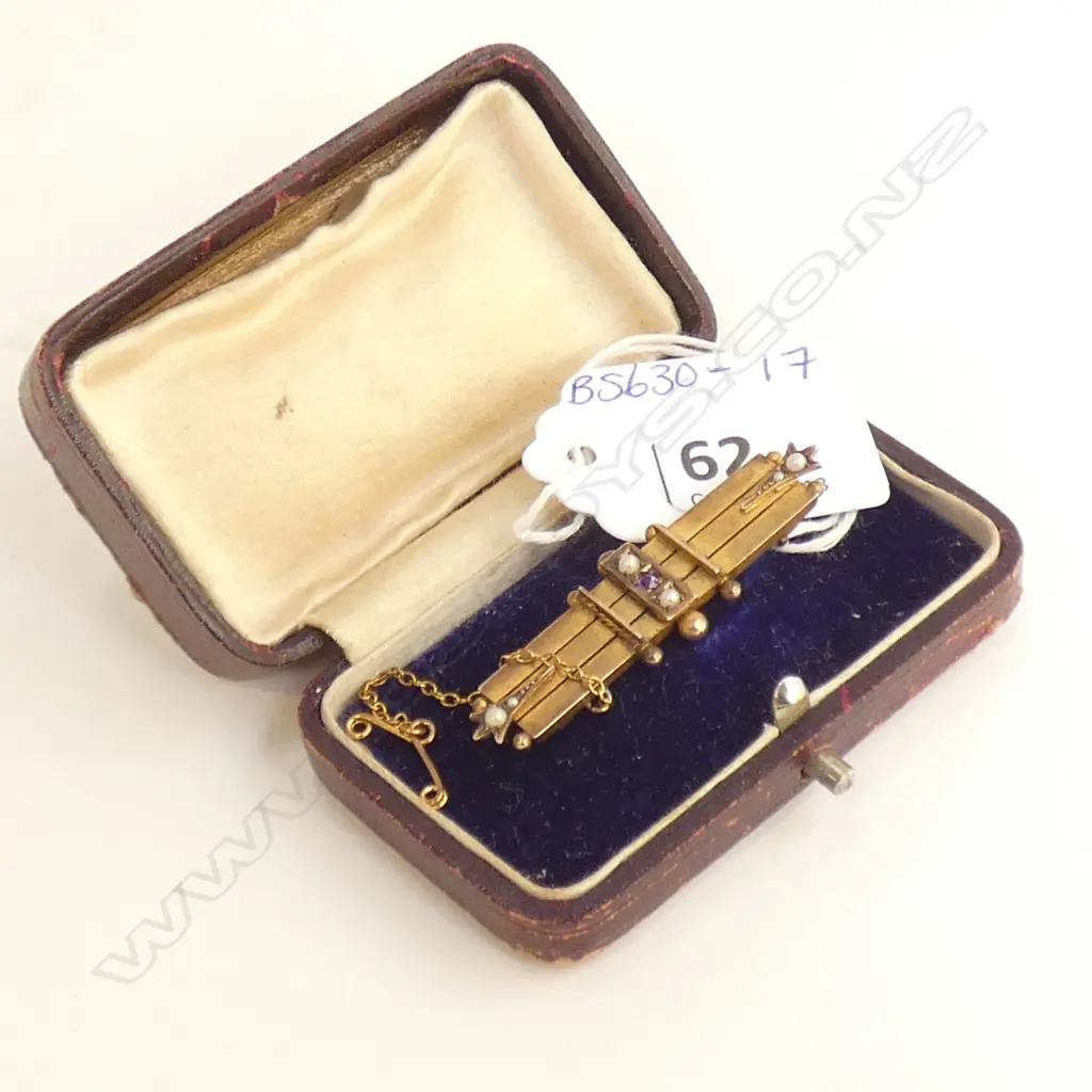 9CT GOLD BAR BROOCH W SEED PEARLS & AMETHYST - HAS SAFETY CHAIN Image 1++