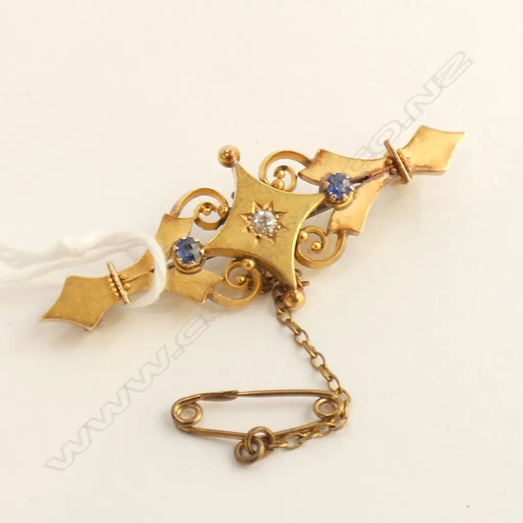 15CT GOLD BROOCH W DIAMOND & SAPPHIRES & SAFETY CHAIN Image 1++