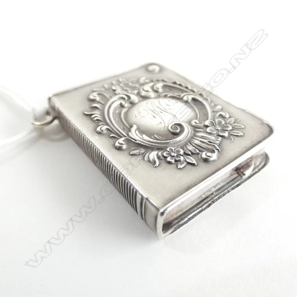 SILVER EMBOSSED SWIVELLING VESTA CASE Image 1++