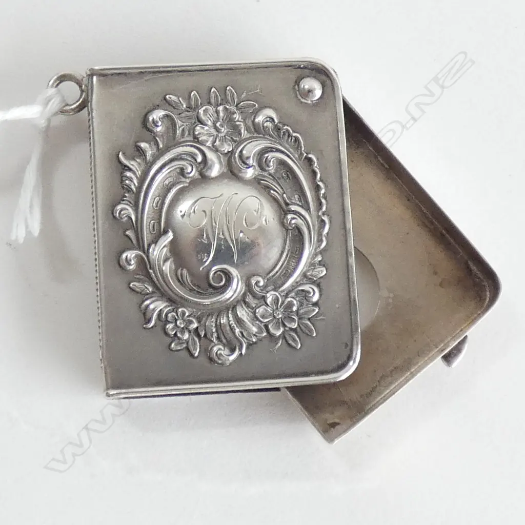 SILVER EMBOSSED SWIVELLING VESTA CASE Image 1++