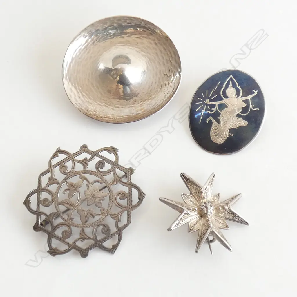 ASSORTED SILVER BROOCHES Image 1++