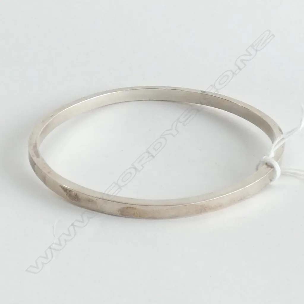 HEAVY UNMARKED SILVER BANGLE Image 1++