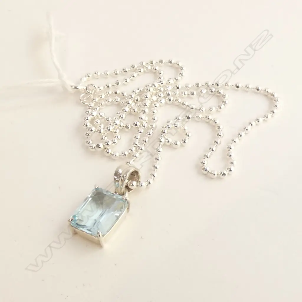 BLUE TOPAZ & SILVER PENDANT & CHAIN  Image 1++