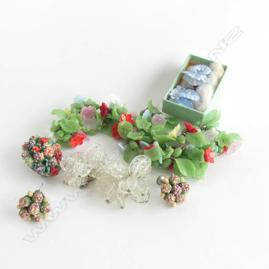 BAG ASST 1950'S FLORAL NECKLACE & EARRINGS & BROOCH Image 1++