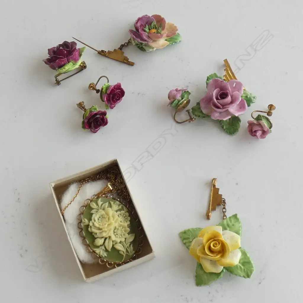 BAG VINTAGE PORCELAIN BROOCHES / EARRINGS ETC. Image 1++