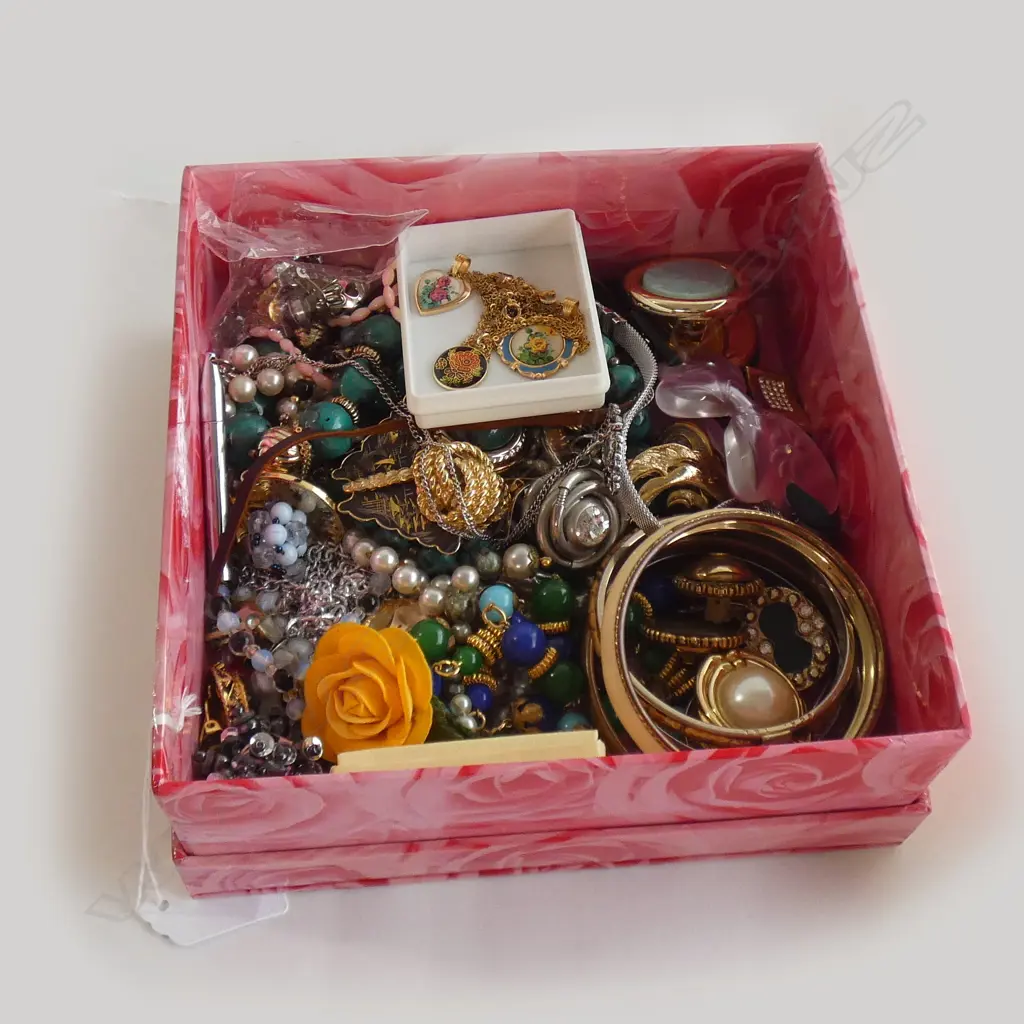 BOX LOT COSTUME JEWELLERY  Image 1++