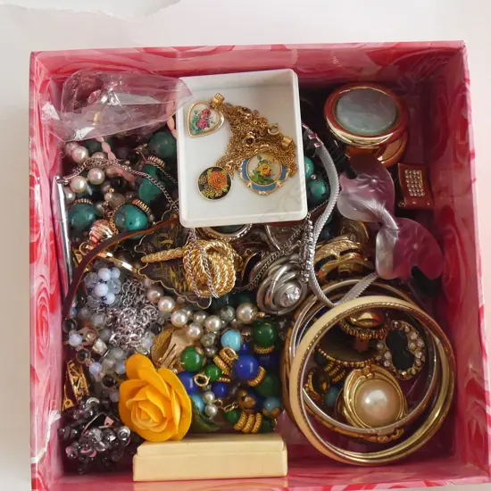 BOX LOT COSTUME JEWELLERY 