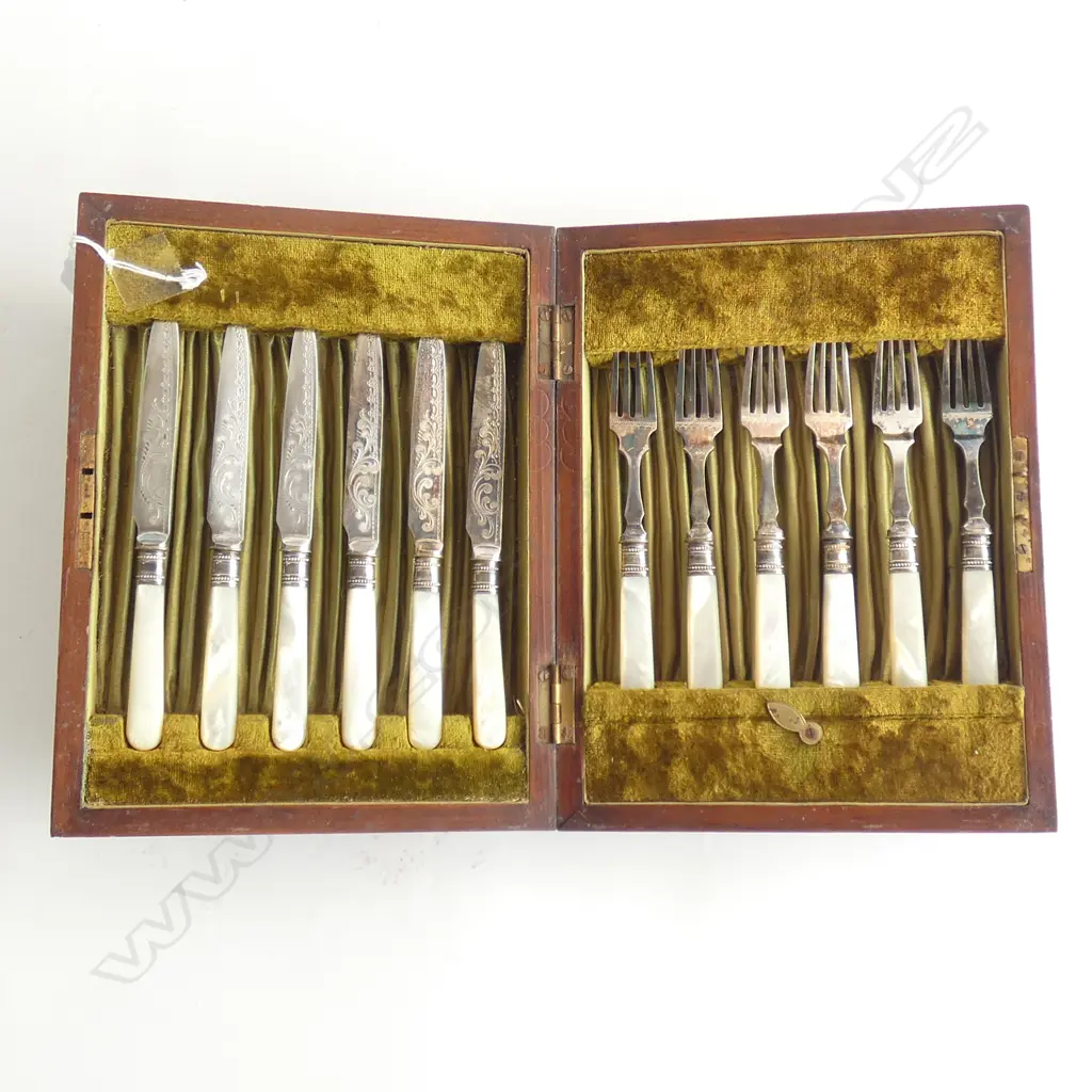 WOODEN BOXED ORNATE 12PC MOP HANDLE FRUIT SET  Image 1++