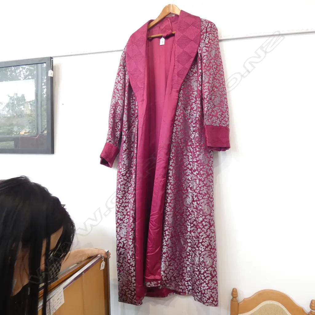 MENS ORIENTAL RED SILK ROBE - MEDIUM Image 1++