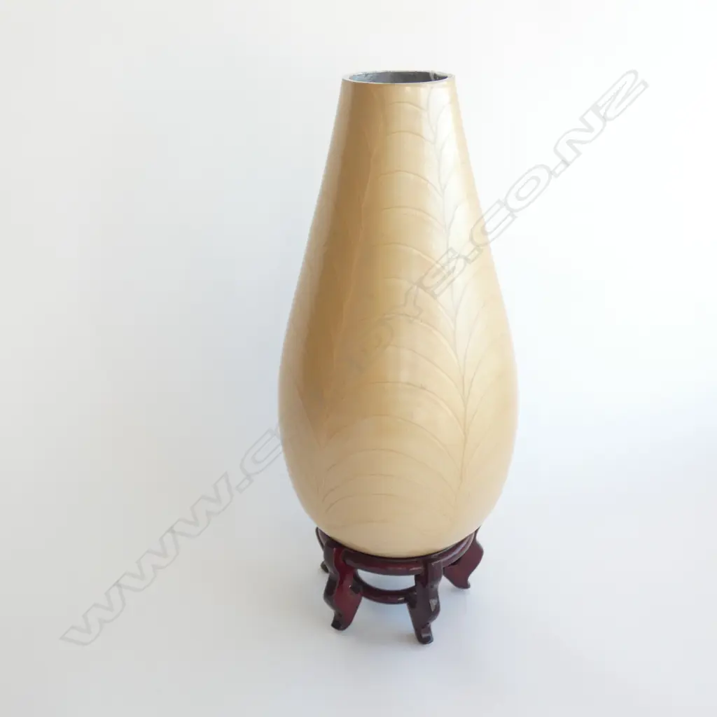 LG GOLD COLOUR CLOISONNE VASE W WOODEN STAND H. 355MM Image 1++