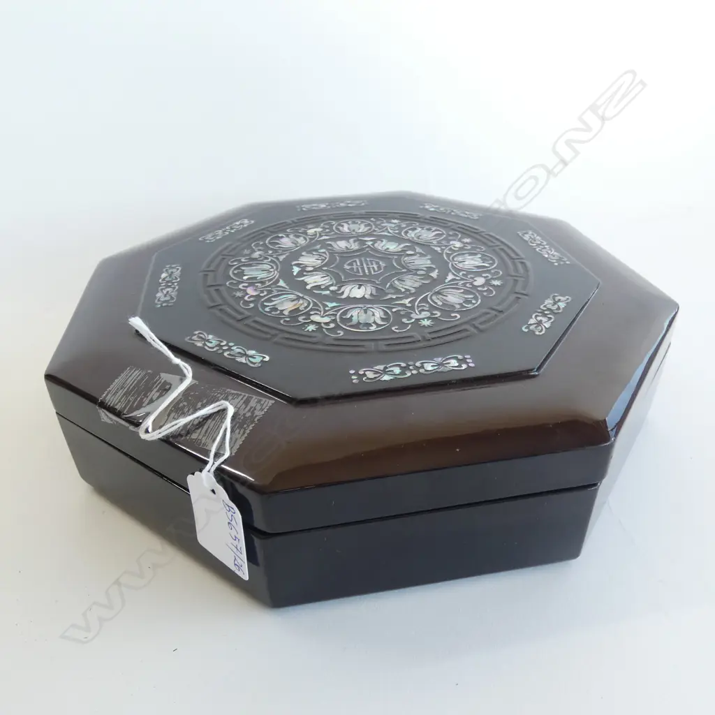 CHINESE OCTAGONAL BOX w. MOP INLAY 250mm dia Image 1++