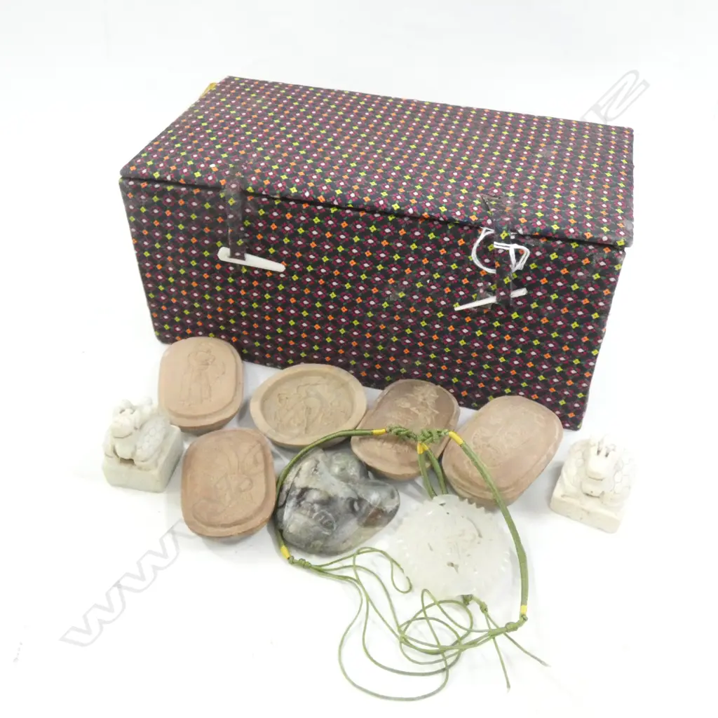9 SMALL CHINESE ITEMS IN BOX. JADE. MOULDS. SEALS ETC Image 1++