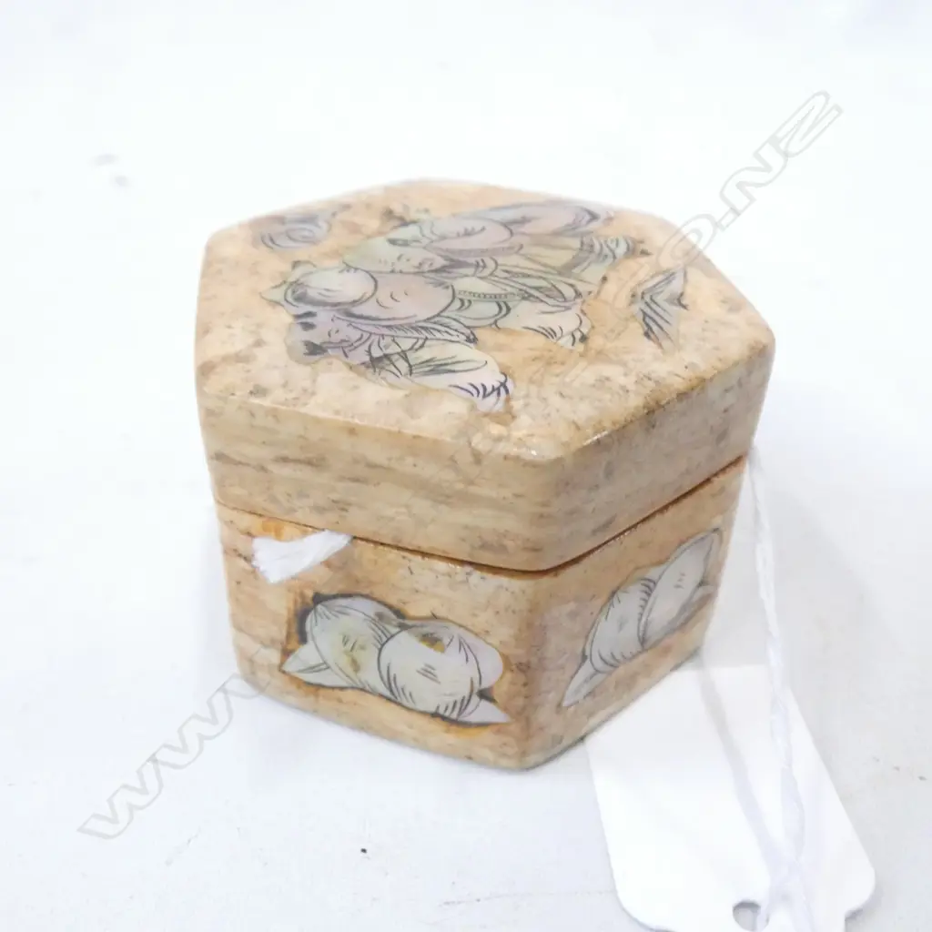 SM HEGAGONAL STONE TRINKET BOX W MOP DESIGNS  DIA 60MM Image 1++