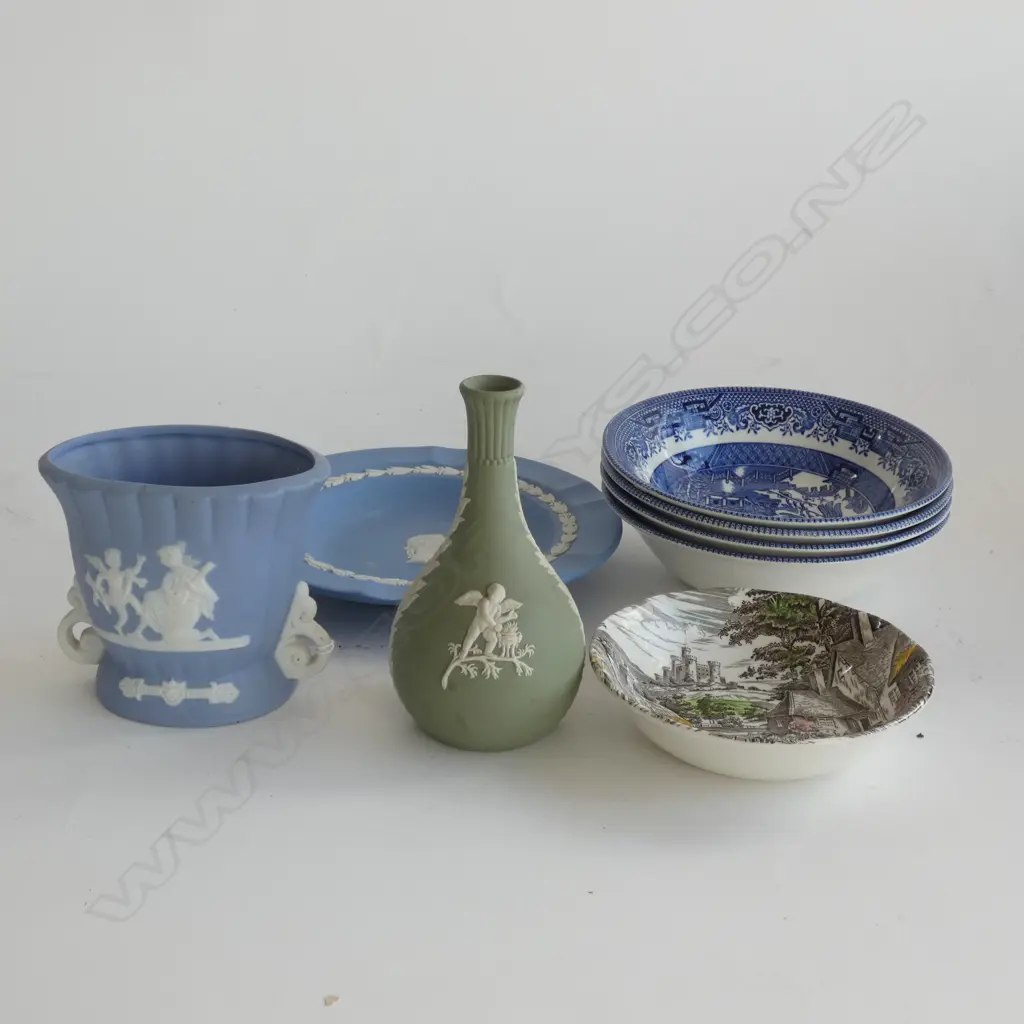 3 WEDGEWOOD CAMEO PIECES, 4 B&W DESSERT BOWLS CHURCHILLS & 1 WEDGEWOOD BOWL Image 1++