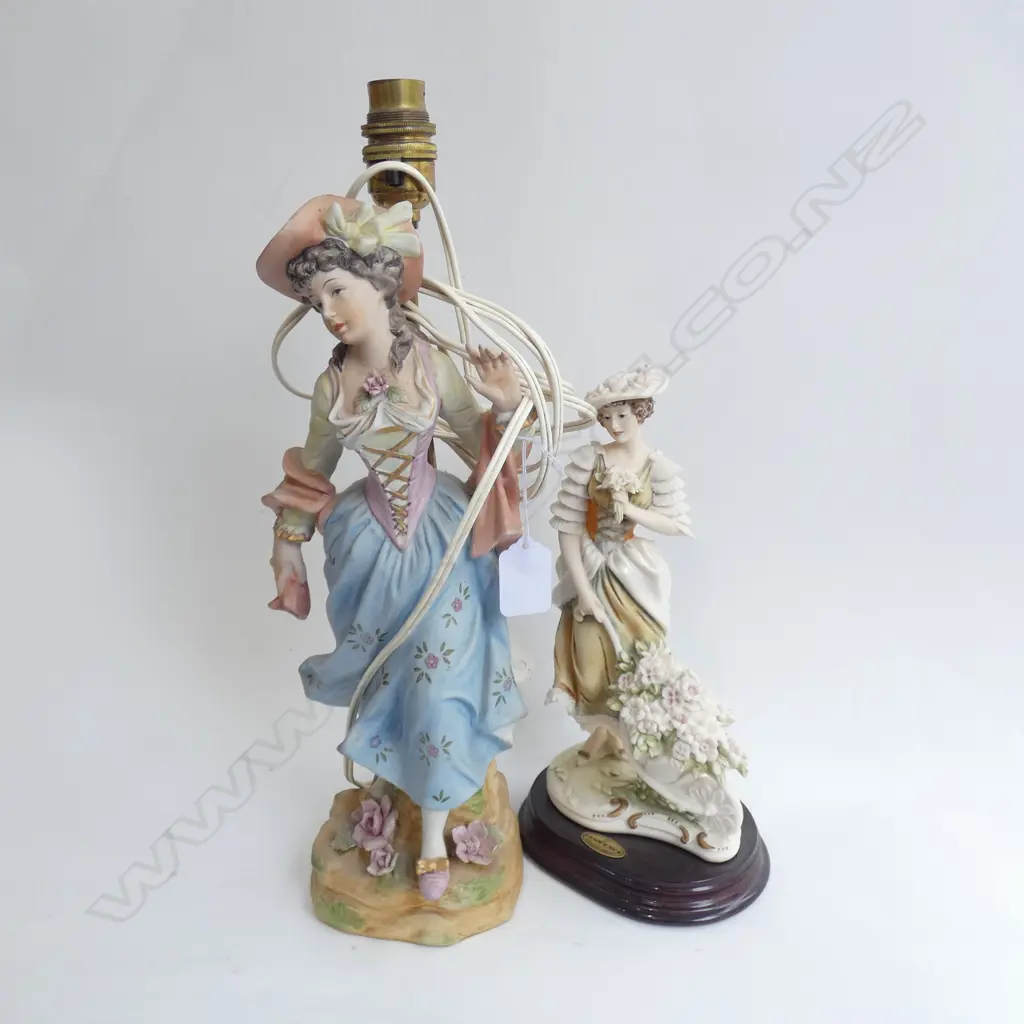 2 FEMALE FIGURINES;1 A LAMP H.380mm Image 1++