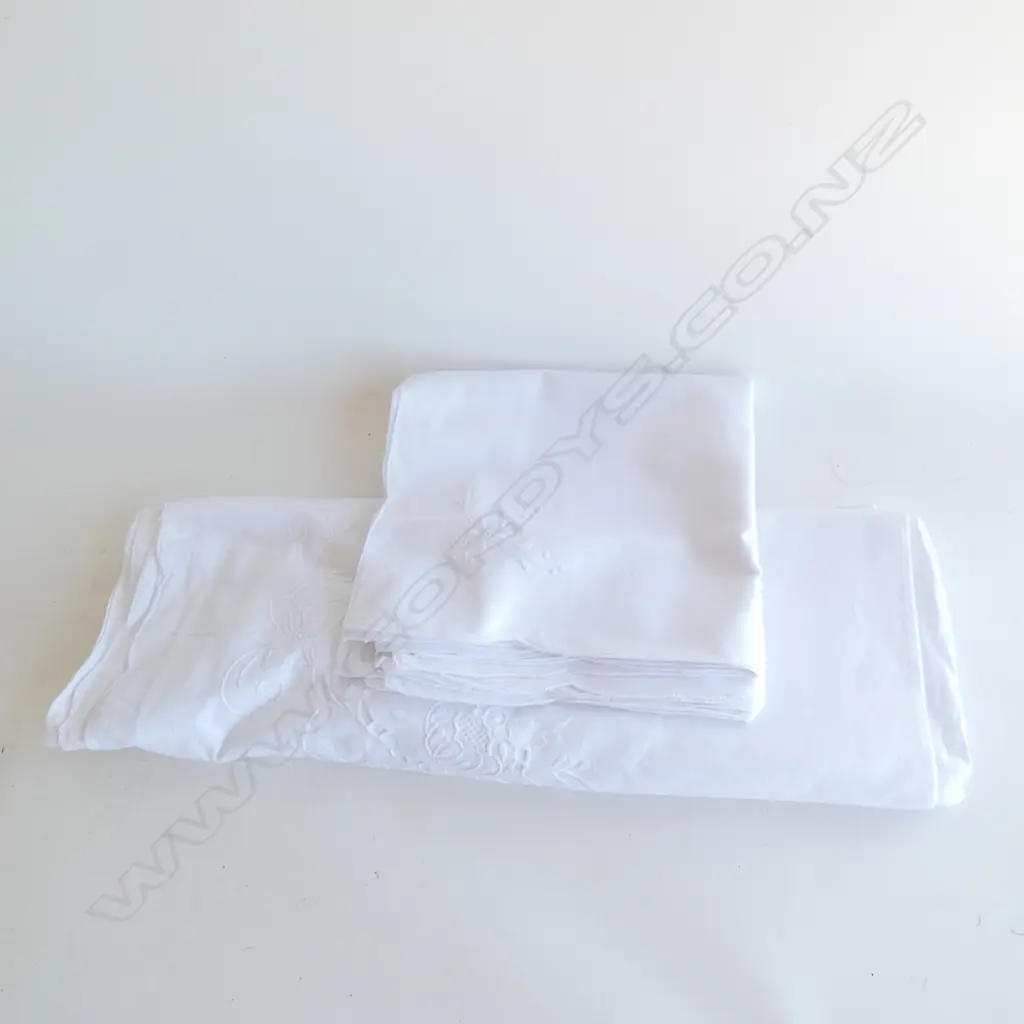 EMBROIDERED TABLECLOTH  (720 X 900MM ) & 6 NAPKINS  Image 1++