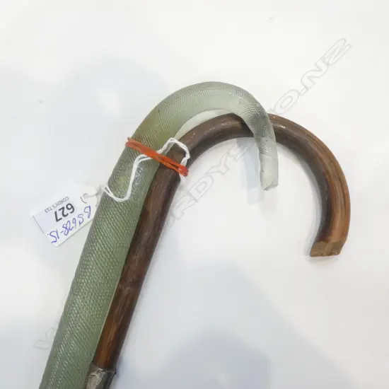 2 WALKING STICKS. 1X19THC GLASS FINE WRYTHEN L.870MM.