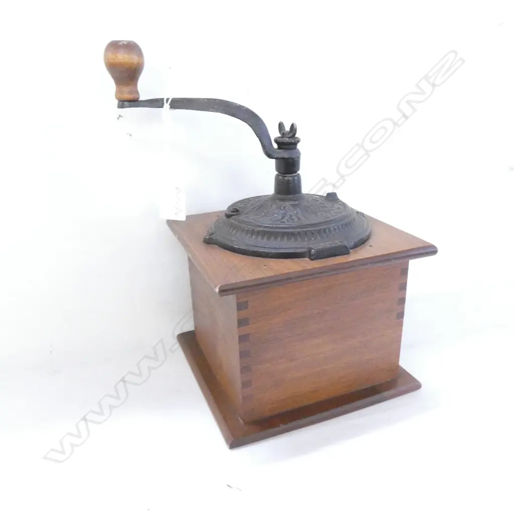 RETRO COFFEE GRINDER Image 1++