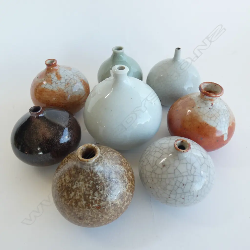 8 ASST. MIKE & LYNN SPENCER POTTERY VASES H.95mm Image 1++