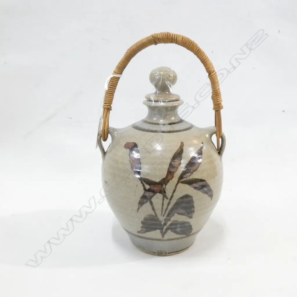 LIDDED POT WITH CANE HANDLE POTTERS STAMP 220MM H Image 1++