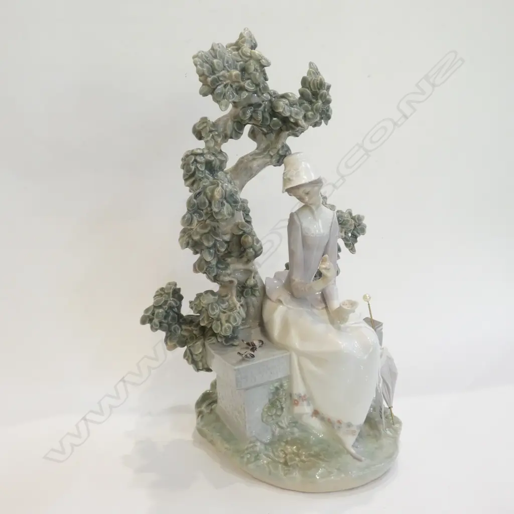 LLADRO LADY w. TREE & BIRDS H.360mm Image 1++