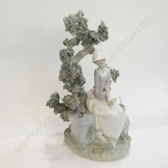 LLADRO LADY w. TREE & BIRDS H.360mm
