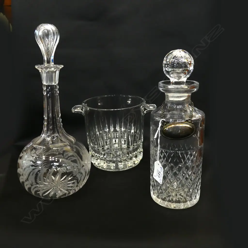 2 DECANTERS (1 w. STOPPER AF) + ICE BUCKET Image 1++