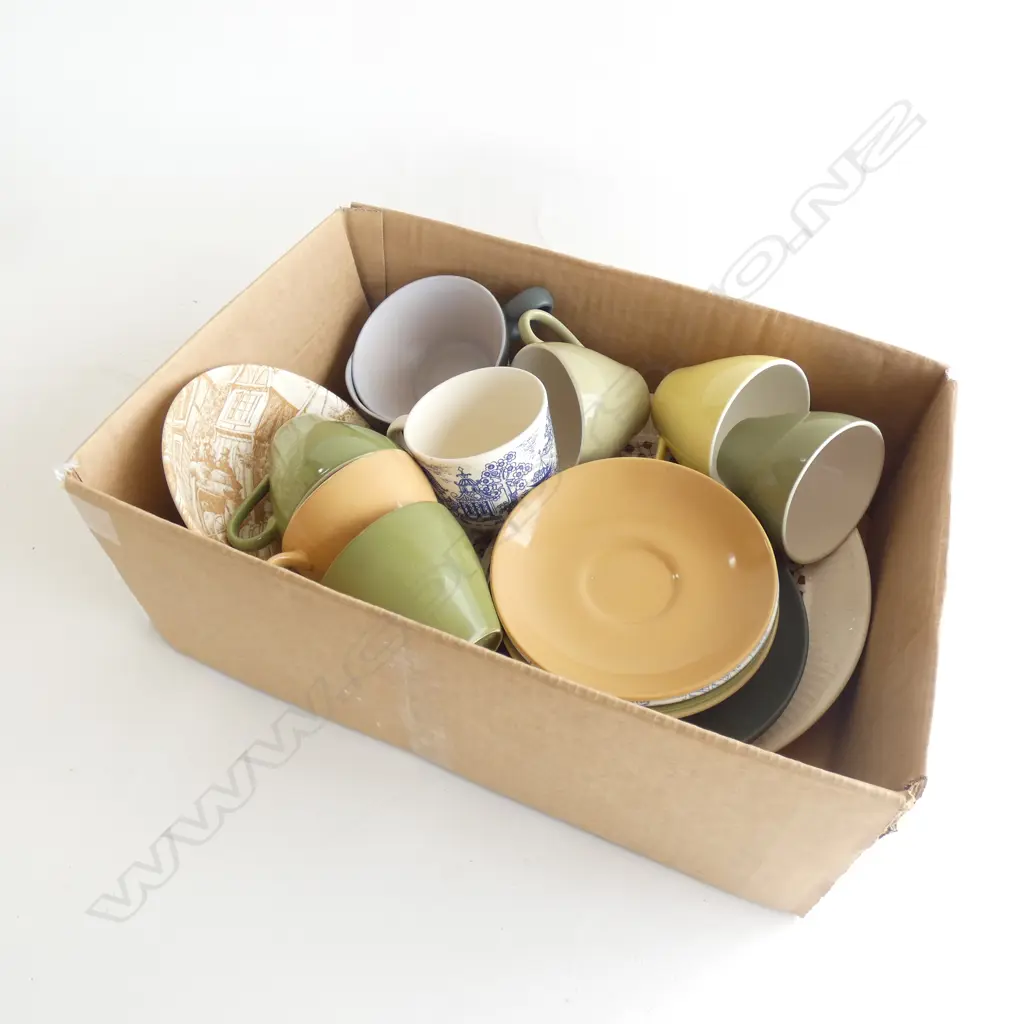 BOX LOT ASST. CROWN LYNN INCL. COLOUR GLAZE & DOROTHY THORPE Image 1++