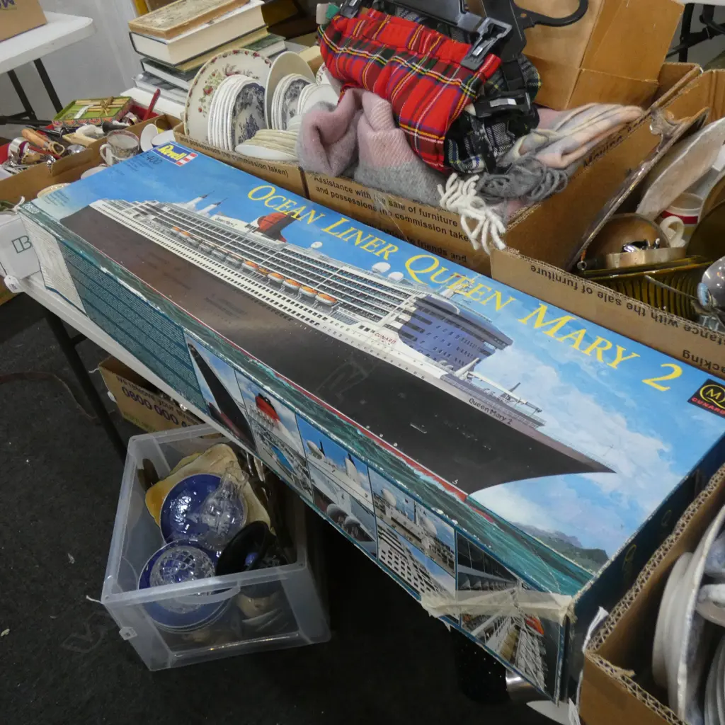 REVELL QUEEN MARY 2 OCEAN LINER MODEL KIT 1:400 Image 1++