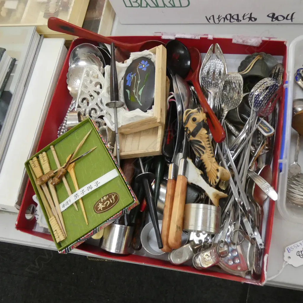 TRAY OF ORIENTAL CUTLERY ETC Image 1++