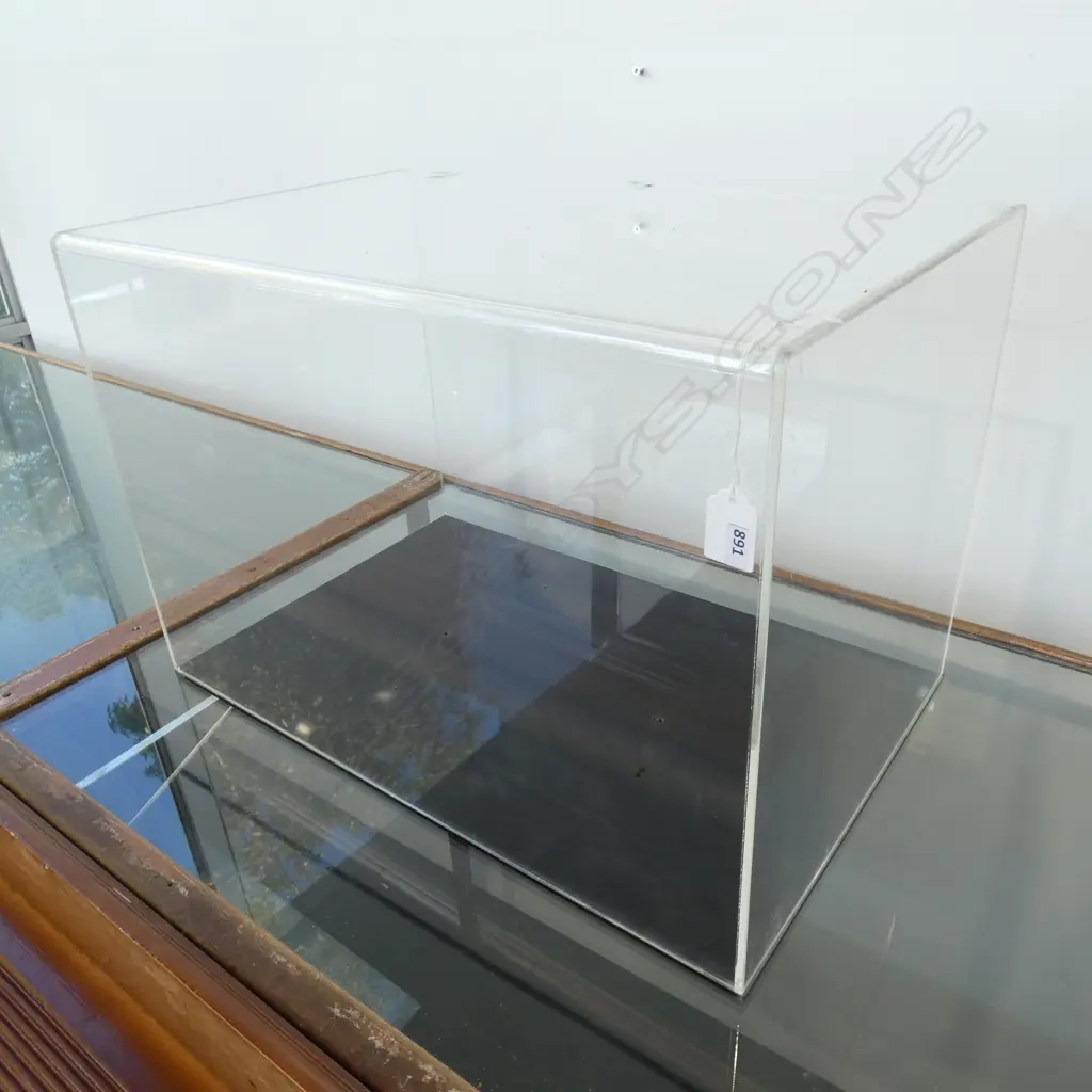 LARGE PERSPEX DISPLAY BOX... Image 1++