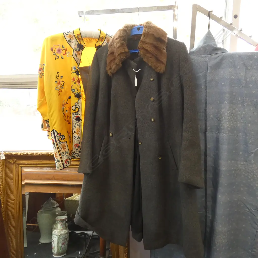 GREY WOOL COAT w. FUR COLLAR  Image 1++