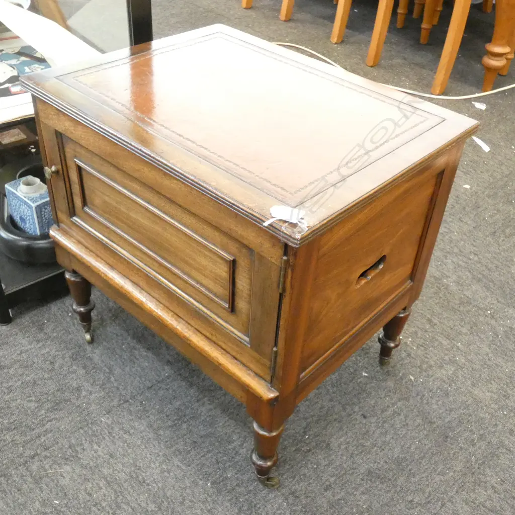 SMALL CABINET w. LEATHER TOP  Image 1++