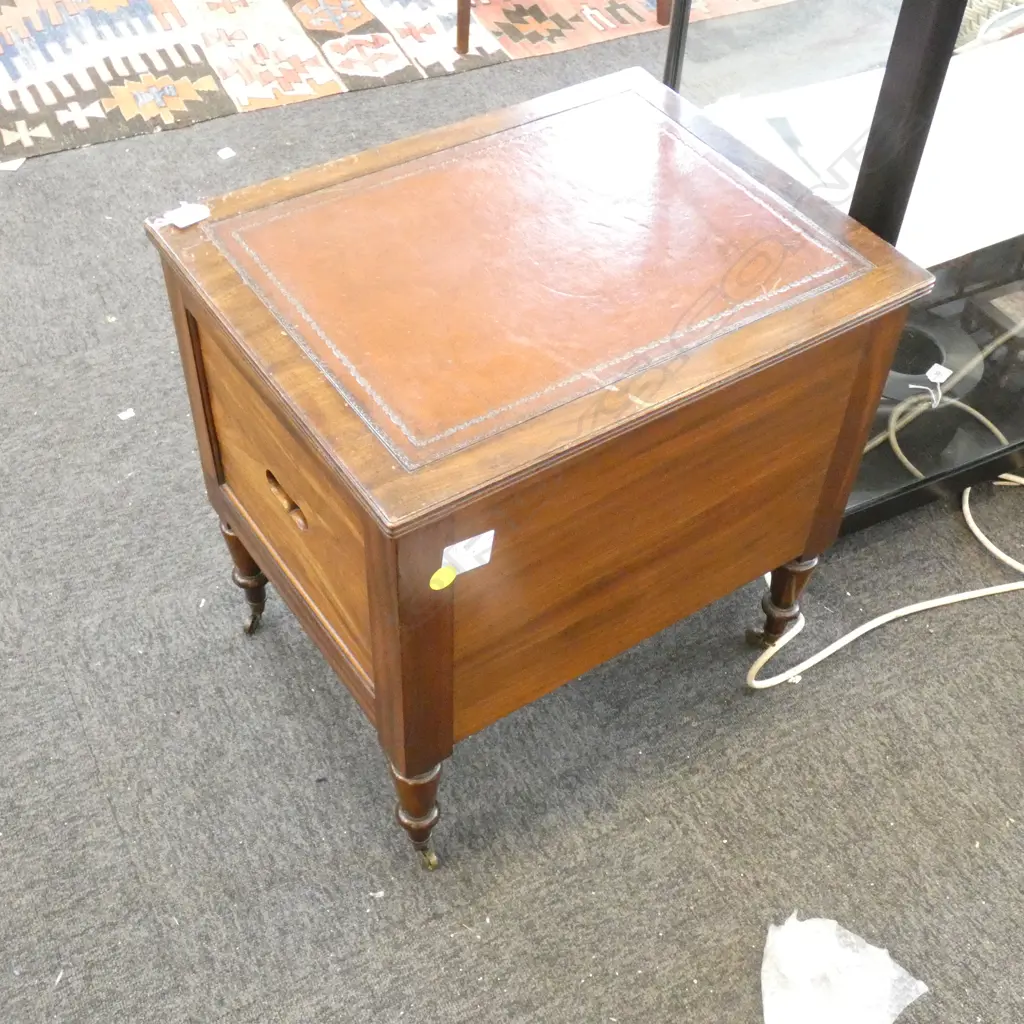 SMALL CABINET w. LEATHER TOP  Image 1++