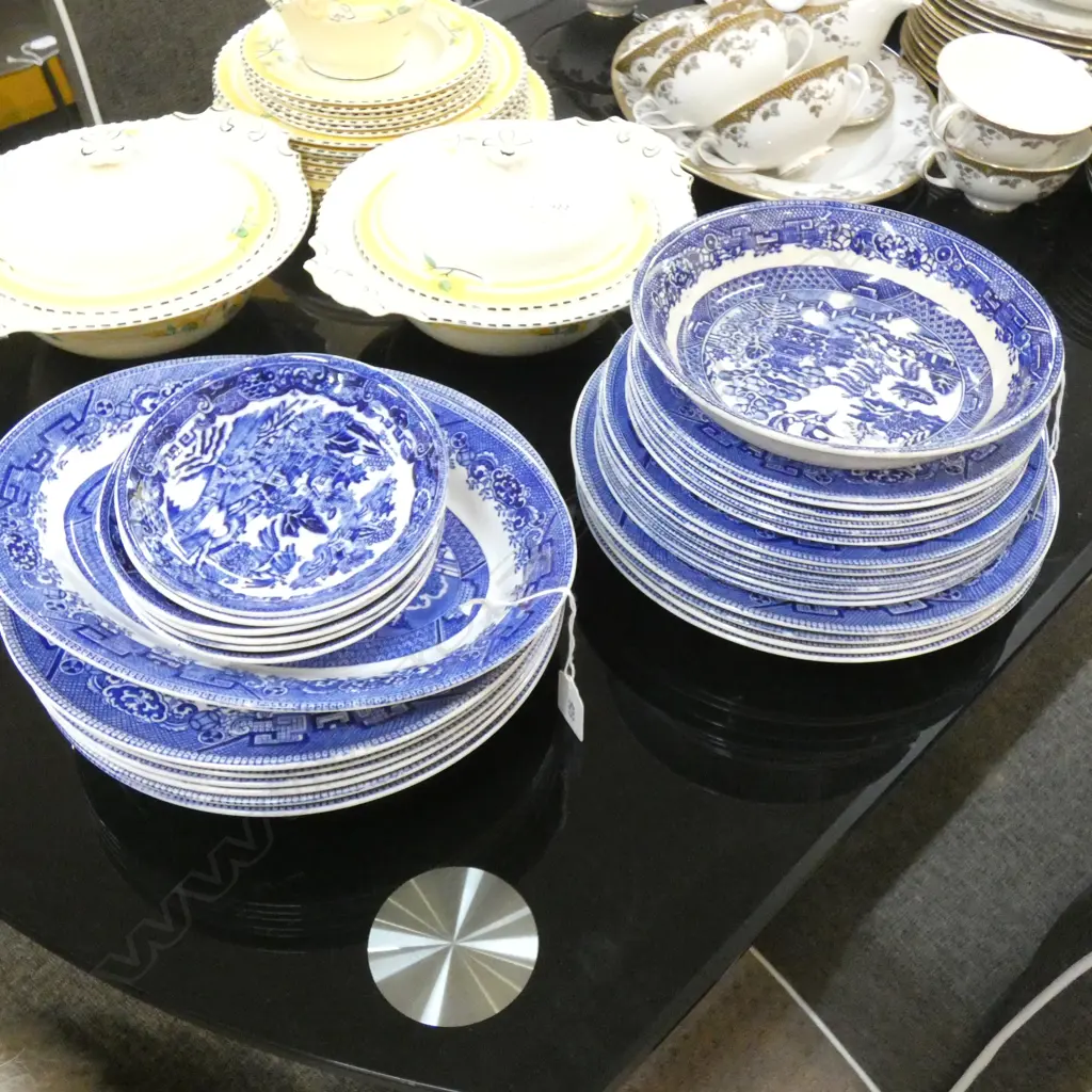 APPROX 30 PCES B/W WILLOW CHINA ASST. MAKERS Image 1++