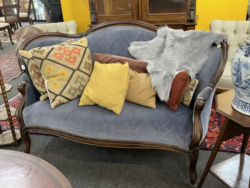 A VICT MAHOGANY SETTEE Image 1++