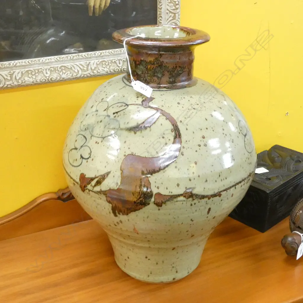 LARGE POTTERY VASE Image 1++