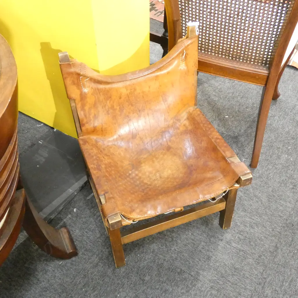 VINTAGE CHILDS LEATHER CHAIR Image 1++
