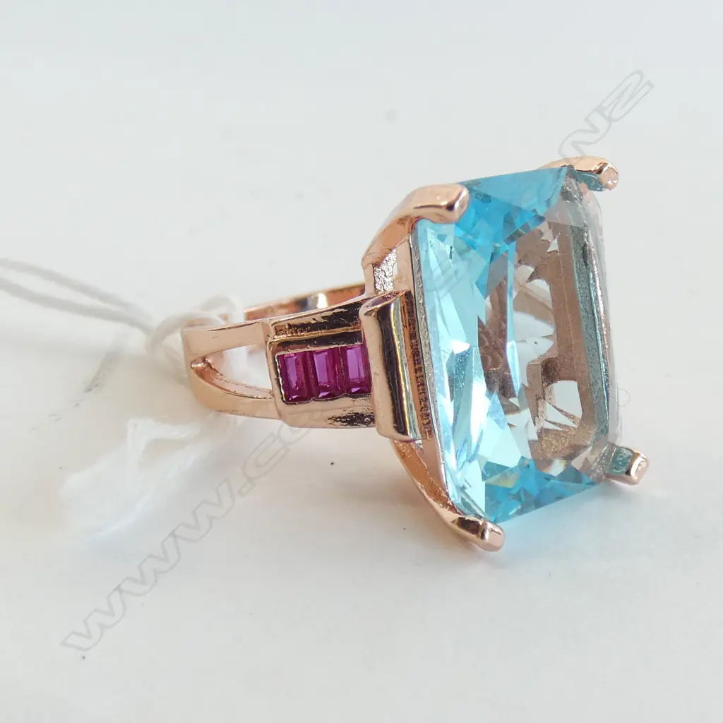 SYNTHETIC BLUE  & RED STONE ROSE IN PLATED RING SIZE S Image 1++