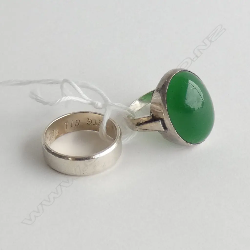 2 STG SILVER RINGS; 1 BAND & ONE WITH LG GREEN COLOURED STONE - TOTAL WGT 4.3 Image 1++