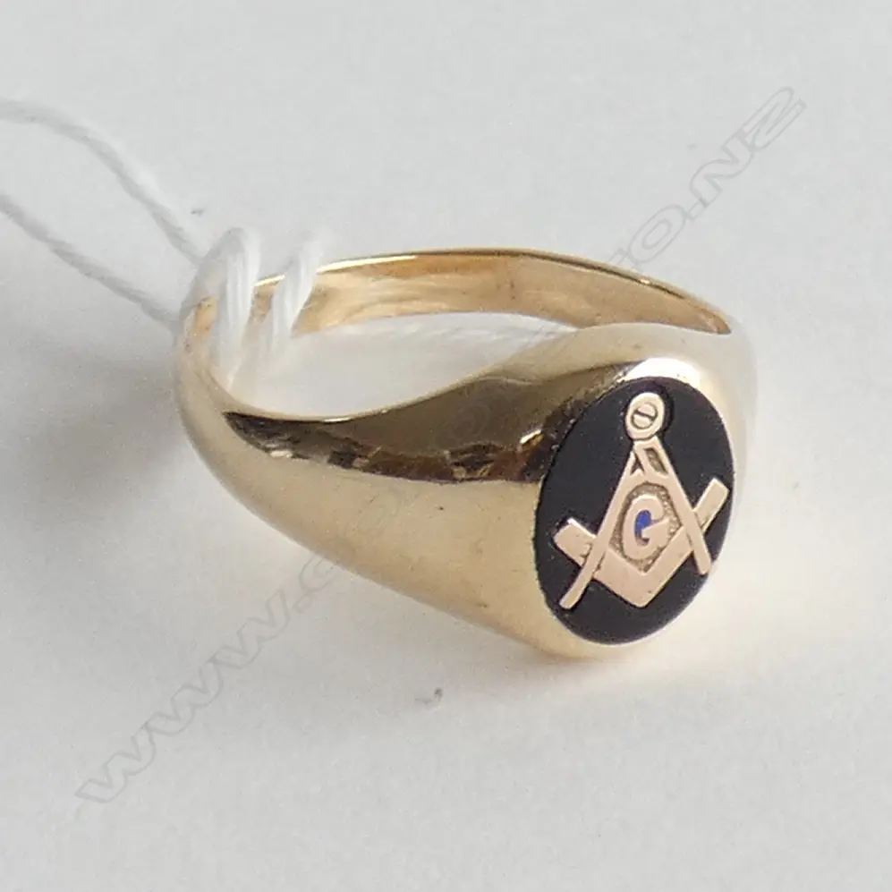 9CT GOLD RING WITH ONYX & GOLD SEXTANT 4.1GMS Image 1++
