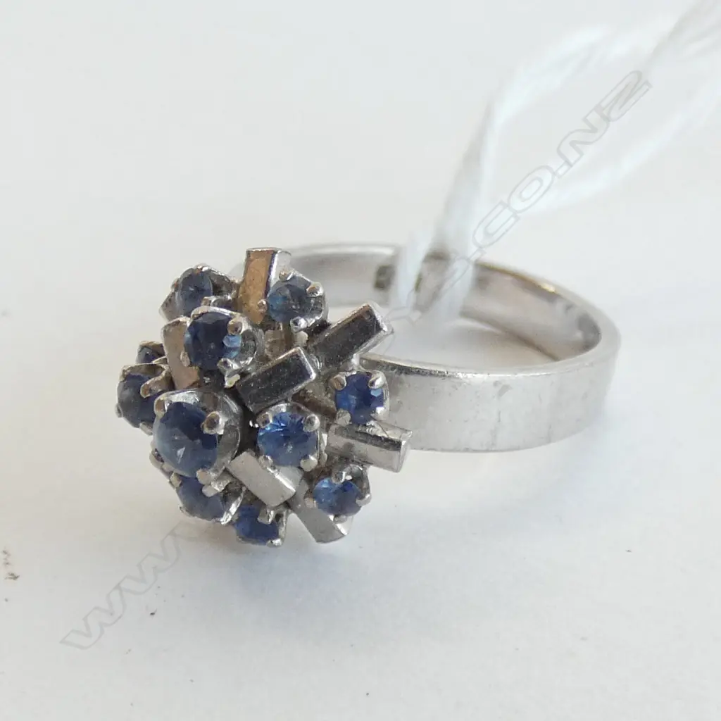 18CT WHITE GOLD SAPPHIRE RING 3.6 GRAMS Image 1++
